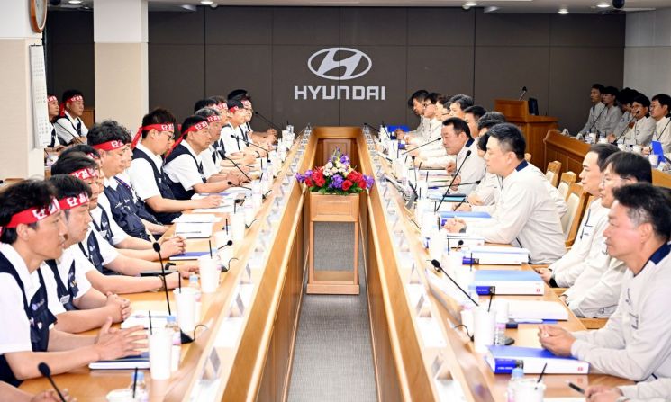 현대자동차 노사 대표가 6월 18일 울산공장에서 올해 임금 및 단체협약 상견례를 열고 있다. 현대차 제공. 연합뉴스