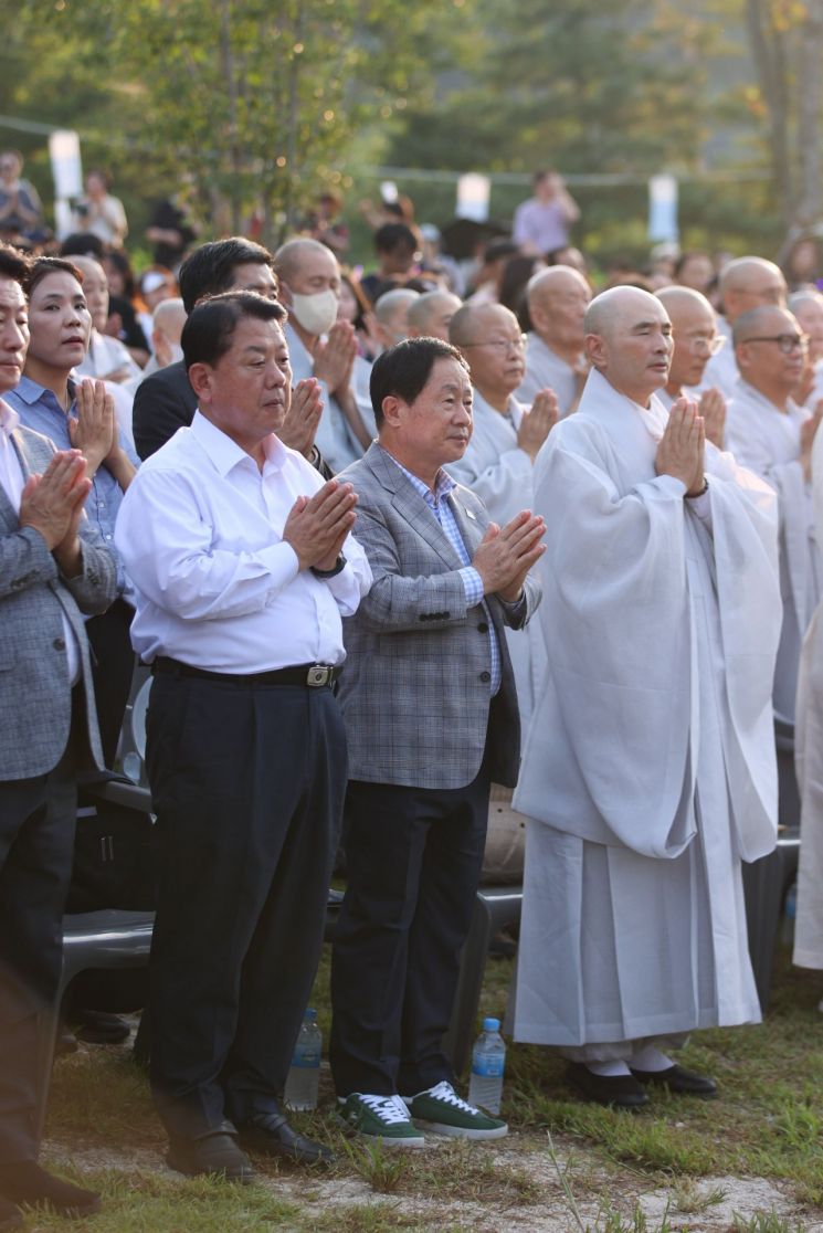 주광덕 남양주시장이 지난 24일 진접읍 봉선사(주지 호산 스님)에서 열린 '제23회 봉선사 행복바라미 연꽃축제'에 참석해 시민들과 함께 축제를 즐기고 있다. 남양주시 제공