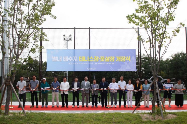주광덕 남양주시장 등 참석자들이 지난 23일 별내동 일원에서 열린 '별내 배수지 테니스장·풋살장 개장식'에서 테이프 커팅을 하고 있다. 남양주시 제공