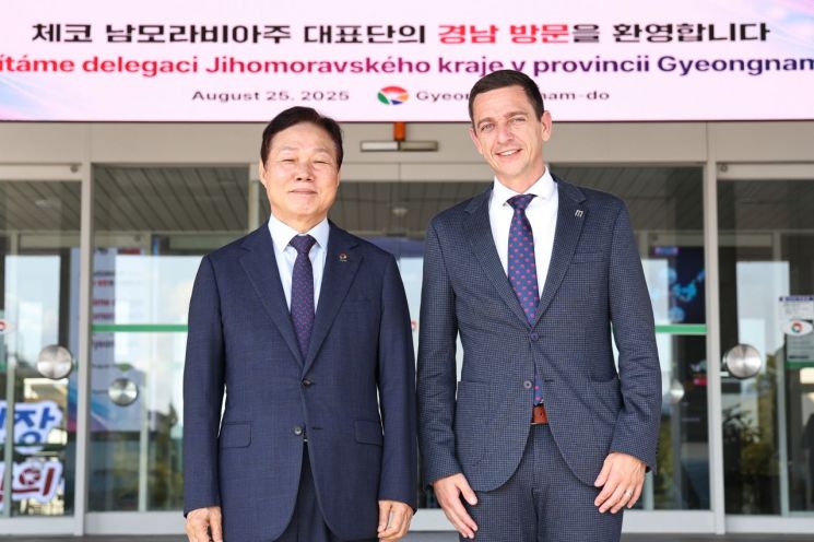 박완수 경남도지사(왼쪽)와 체코 남모라비아주의 얀 그롤리흐(Jan Grolich) 주지사가 경남도청 현관 앞에서 함께 사진을 찍고 있다. 경남도 제공