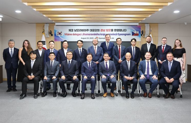 박완수 경남도지사를 비롯한 경남도 관계자들과 얀 그롤리흐(Jan Grolich) 주지사를 비롯한 체코 남모라비아주 대표단이 함께 기념사진을 찍고 있다. 경남도 제공