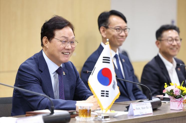 박완수 경남도지사(가장 왼쪽)가 체코 남모라비아주 대표단과 이야기를 나누고 있다. 경남도 제공