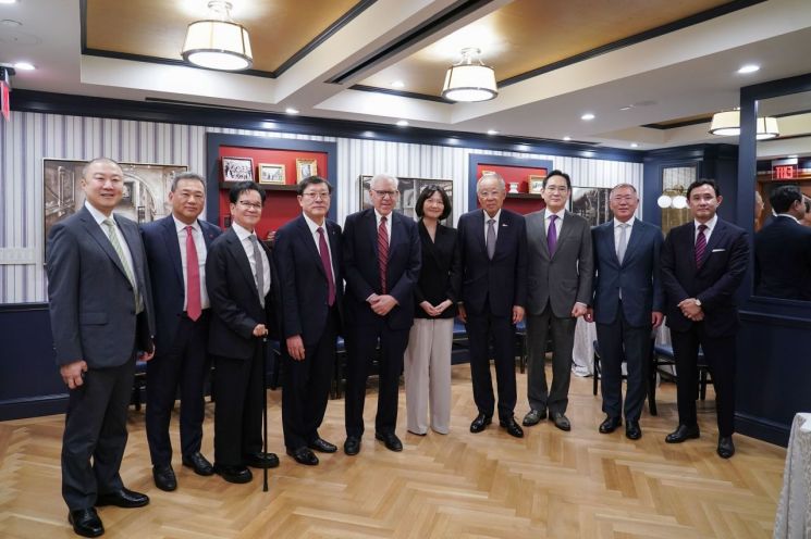 류진 한경협 회장, 루벤스타인 칼라일 그룹 회장을 비롯한 경제사절단이 25일(미국 현지시간) 워싱턴 D.C. 윌러드 호텔에서 열리는 '한미 비즈니스 라운드테이블: 제조업 르네상스 파트너십'에 앞서 기념촬영을 하고 있다. 왼쪽부터 구자은 LS 회장, 김상현 롯데 부회장, 이재현 CJ회장, 허태수 GS 회장, 루벤스타인 칼라일그룹 회장, 최수연 네이버 대표, 류진 한경협 회장, 이재용 삼성전자 회장, 정의선 현대차 회장, 최윤범 고려아연 회장. 한국경제인협회