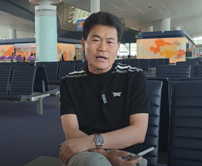 전 한국사 강사 전한길씨가 25일 자신의 유튜브 채널 '전한길뉴스'를 통해 인천공항에서 워싱턴으로 출국하는 배경을 설명하고 있다. 유튜브 전한길뉴스