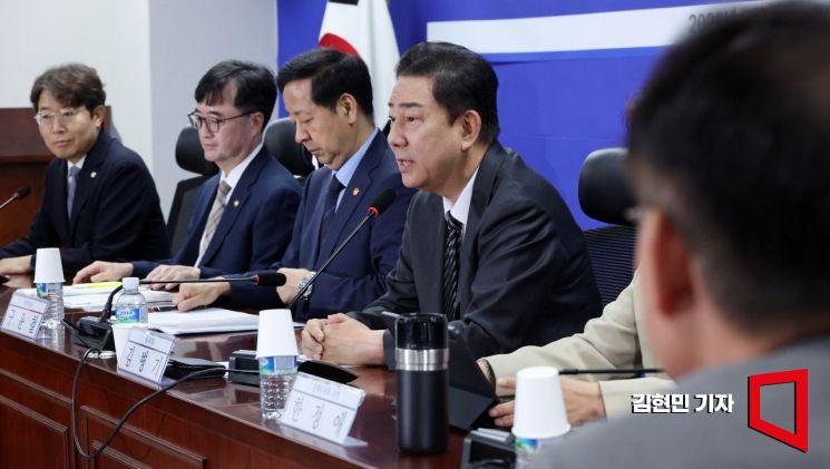 김병기 더불어민주당 원내대표가 26일 국회 의원회관에서 열린 2026년 예산안 당정협의에서 발언하고 있다. 2025.8.26 김현민 기자