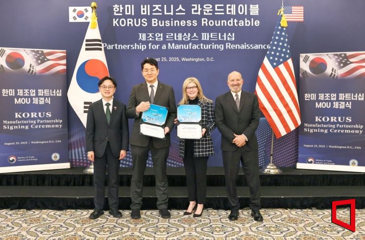 25일(현지시간) 미국 워싱턴DC 소재 윌러드 호텔에서 김정관 산업통상자원부 장관(왼쪽부터), 조원태 한진그룹 회장, 스테파니 포프 보잉 상용기 부문 사장 겸 최고경영자, 하워드 러트닉 미국 상무부 장관이 기념 촬영을 하고 있다. 대한항공