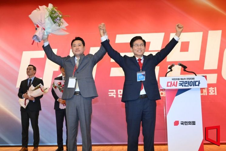 장동혁 국민의힘 신임 대표(왼쪽)가 26일 국회도서관에서 열린 제6차 전당대회 결선에서 김문수 후보와 손을 들어 인사하고 있다. 2025.8.26 국회사진기자단