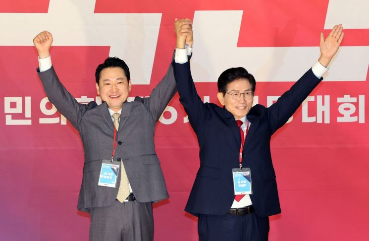 국민의힘 장동혁(왼쪽), 김문수 당 대표 후보가 26일 서울 여의도 국회도서관에서 열린 제6차 전당대회 결선에서 손을 맞잡고 인사하고 있다. 연합뉴스