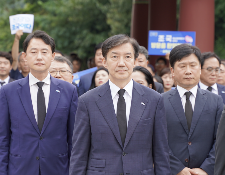 조국 조국혁신당 혁신정책연구원장이 26일 광주 북구 국립5·18민주묘지 참배에 앞서 입장하고 있다. 송보현 기자