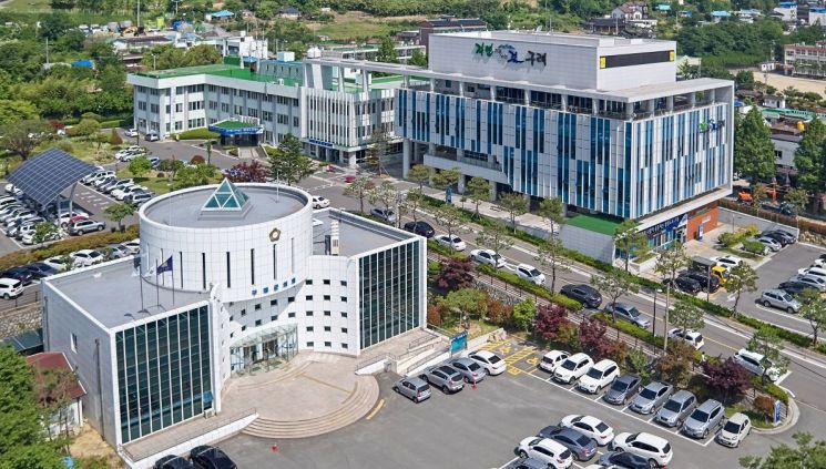 Gurye County Awards 900 Million Won in Private Contracts Over 3 Years to Mayor's Sister's Company, Sparking Preferential Treatment Controversy