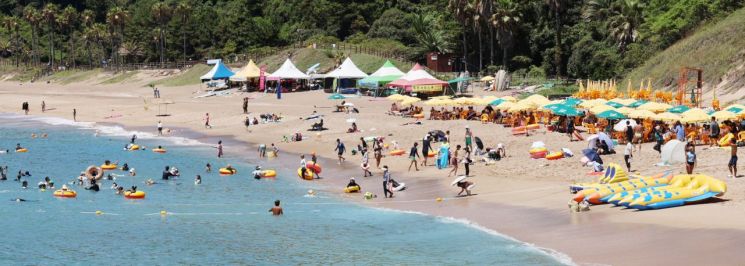 무더위가 이어진 지난 16일 오후 제주 서귀포시 중문해수욕장에서 피서객들이 물놀이하며 더위를 식히고 있다. 사진은 본문 내용과 직접적 연관 없음. 연합뉴스