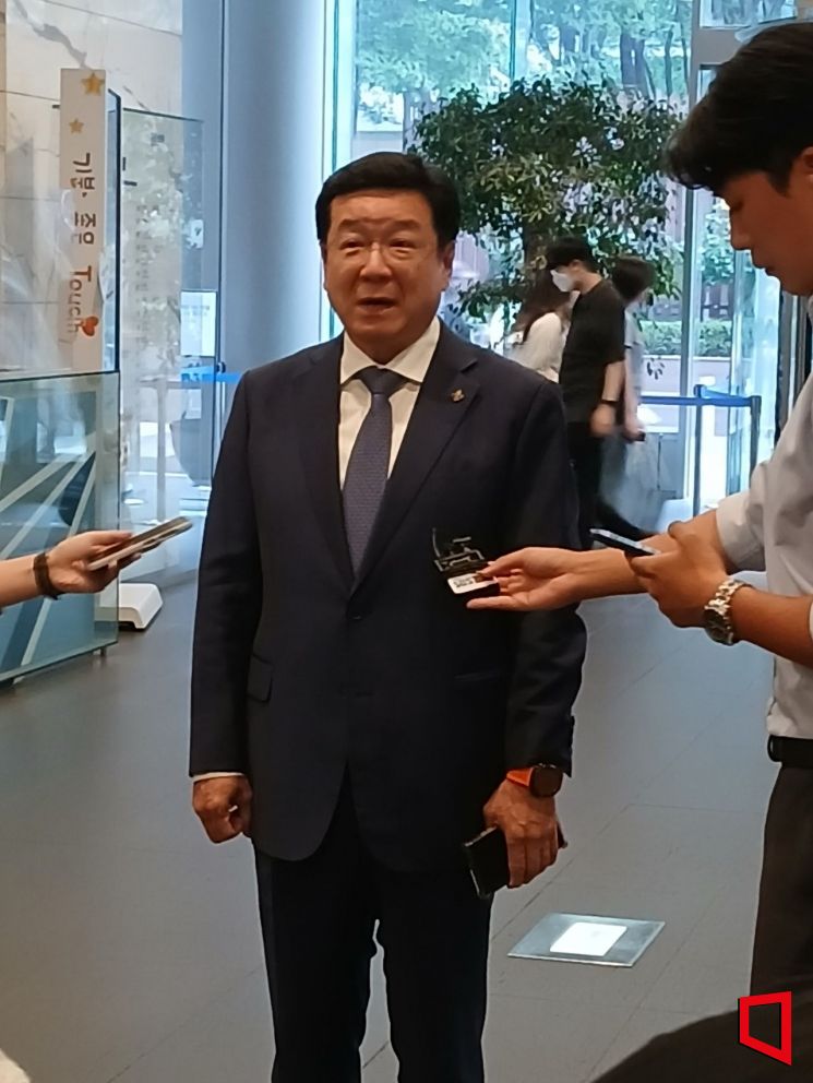 이찬희 삼성준법감시위원장이 26일 오후 준감위 정례회의가 열리는 서초구 삼성생명 서초타워에 도착해 취재진의 질문에 답하고 있다. 사진=김형민 기자