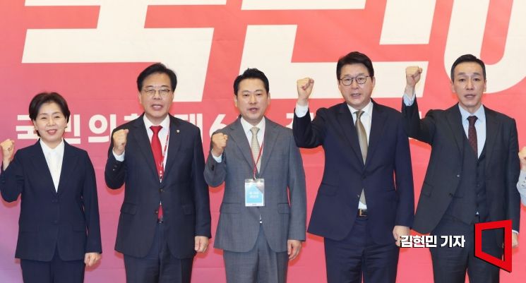 장동혁 국민의힘 신임 당 대표가 26일 서울 여의도 국회도서관에서 열린 국민의힘 제6차 전당대회 결선에서 선출된 뒤 송언석 비상대책위원장 겸 원내대표를 비롯한 당 지도부와 함께 파이팅 구호를 외치고 있다.  국회사진기자단