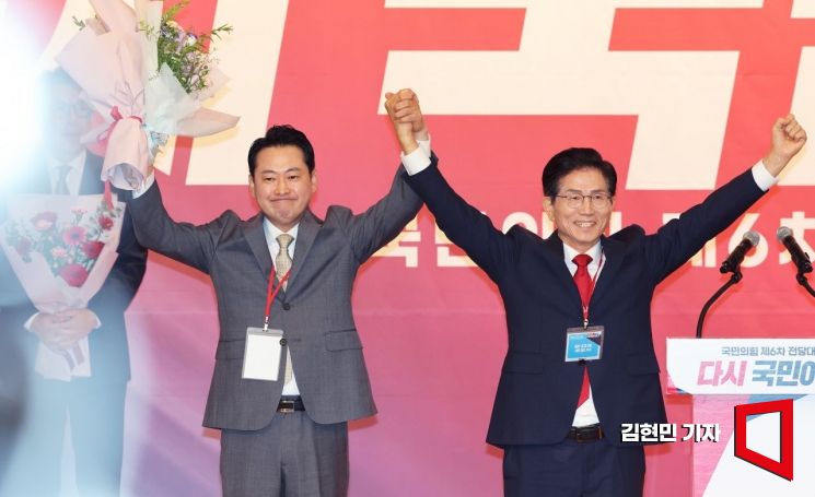 장동혁 국민의힘 신임 당 대표(왼쪽)가 26일 서울 여의도 국회도서관에서 열린 국민의힘 제6차 전당대회 결선에서 선출된 뒤 경쟁했던 김문수 후보와 함께 당원들을 향해 인사하고 있다. 국회사진기자단