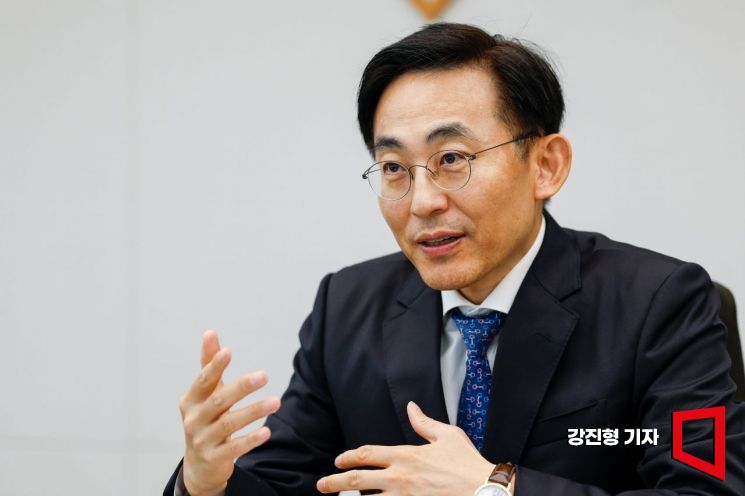 법무법인 바른 조재빈 파트너변호사가 지난달 26일 서울 강남구 법무법인 바른에서 인터뷰 하고 있다. 강진형 기자