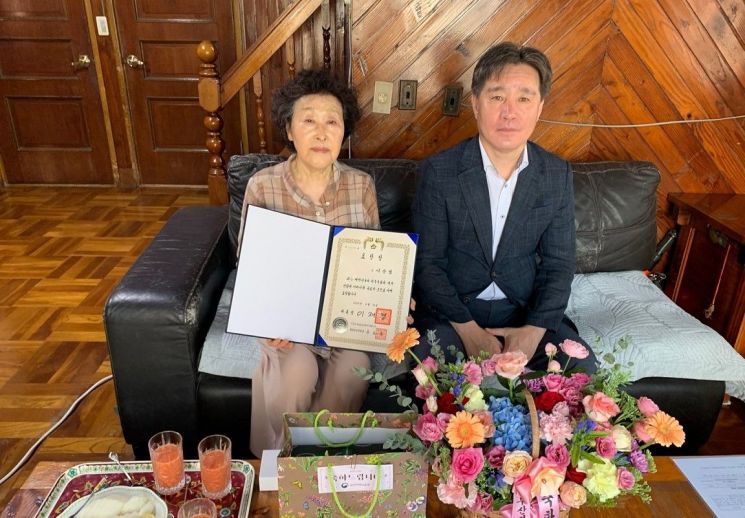 부산보훈청이 독립유공자 故 이상엽 지사 유족에 대통령표창을 전수하고 있다.