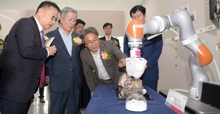 강기정 광주시장이 26일 북구 광주첨단과학국가산업단지 내 건립된 '마이크로의료로봇 개발지원센터' 준공식에 참석, 전시된 능동캡슐내시경 로봇 시연을 살펴보고 있다. 광주시 제공