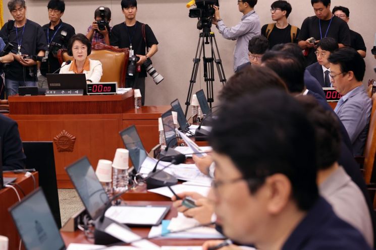 26일 서울 여의도 국회에서 열린 법제사법위원회 전체회의에서 추미애 위원장이 발언하고 있다. 연합뉴스