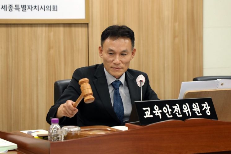 윤지성 세종시의회 교육안전위원장이 행정집행부가 제출한 추가경정 예산안을 원안 가결하기 위해 의사봉을 두드리고 있다. /사진= 사무처 홍보기획팀 제공