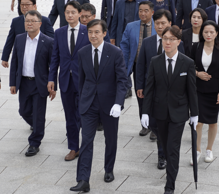 조국 조국혁신당 혁신정책연구원장이 26일 광주 북구 국립5·18민주묘지 참배를 위해 당직자들과 함께 이동하고 있다. 송보현 기자