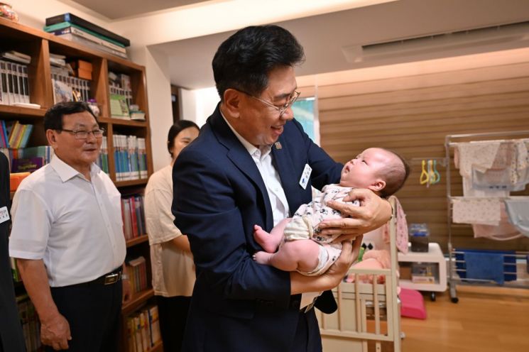 전진선 양평군수가 지난 25일 다자녀 가정을 방문해 아이를 안아 주고 있다. 양평군 제공