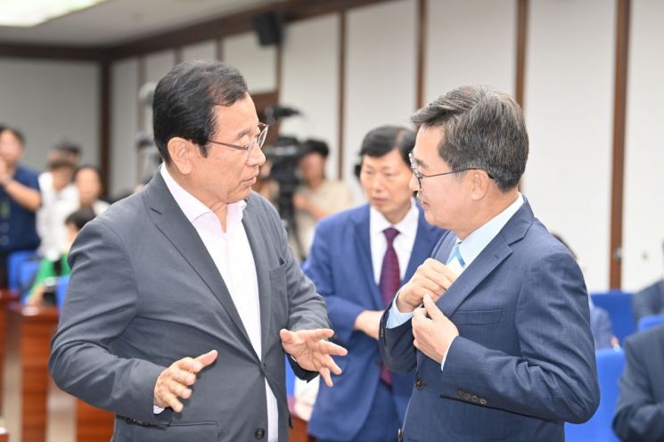 이현재 하남시장(왼쪽)이 지난 25일 국회도서관에서 열린 '경기도 미군 반환공여구역 개발 활성화 방안 국회토론회'에서 김동연 경기도지사와 대화를 나누고 있다. 하남시 제공