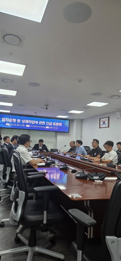 26일 국회 의원회관에서 철도안전 노사정 관계자들이 관련 토론회를 하고 있다. 오유교 기자.