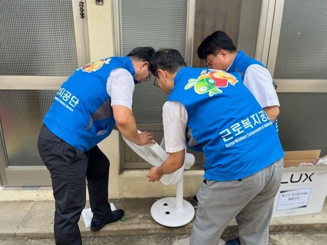 근로복지공단 사회봉사단이 단원들이 취약계층 어르신 집을 찾아 선풍기를 조립하고 있다.