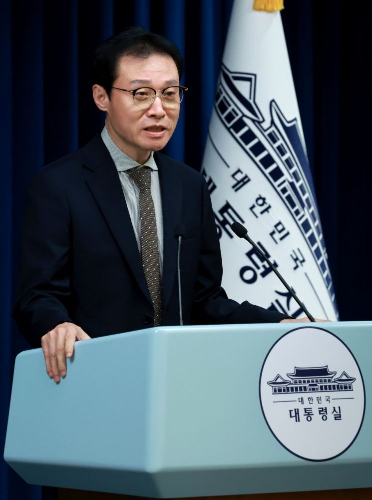 이규연 대통령실 홍보소통수석이 21일 서울 용산 대통령실 청사에서 이날 열린 대통령 수석·보좌관 회의 관련 브리핑을 하고 있다. 연합뉴스