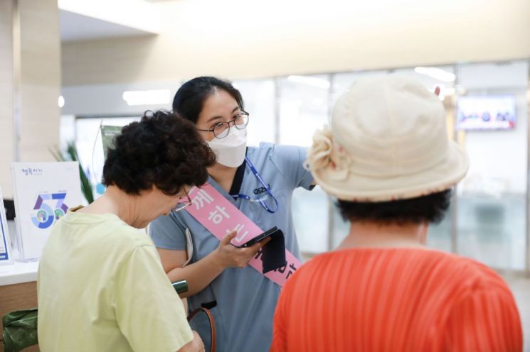 세종충남대학교병원 간호사가 환자와 보호자에세 필요한 정보를 설명하고 있다./ 사진= 대외협력홍보팀 제공