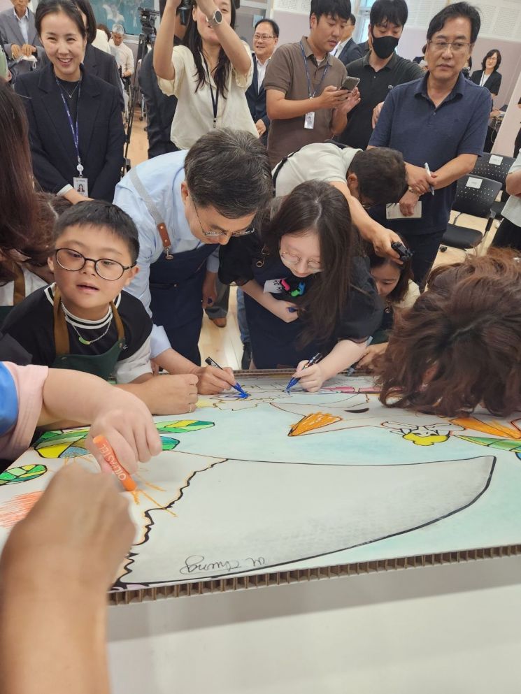 26일 오후 김동연 경기도지사가 양주시 경기북부누림센터에 방문하여 아이들과 미술체험을 하고 있다. 이종구 기자