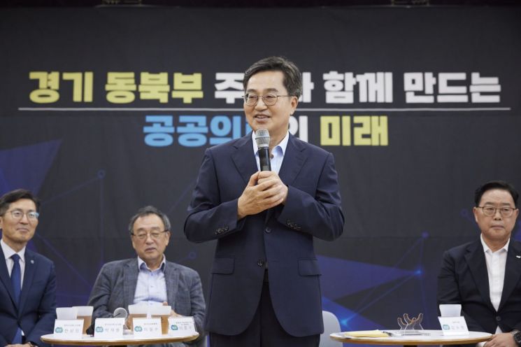 김동연 경기도지사가 26일 경기 북부의 의료 공백 해소를 위해 양주 옥정신도시에 건립되는 혁신형 공공의료원 추진에 속도를 내겠다고 밝히고 있다. 이종구 기자