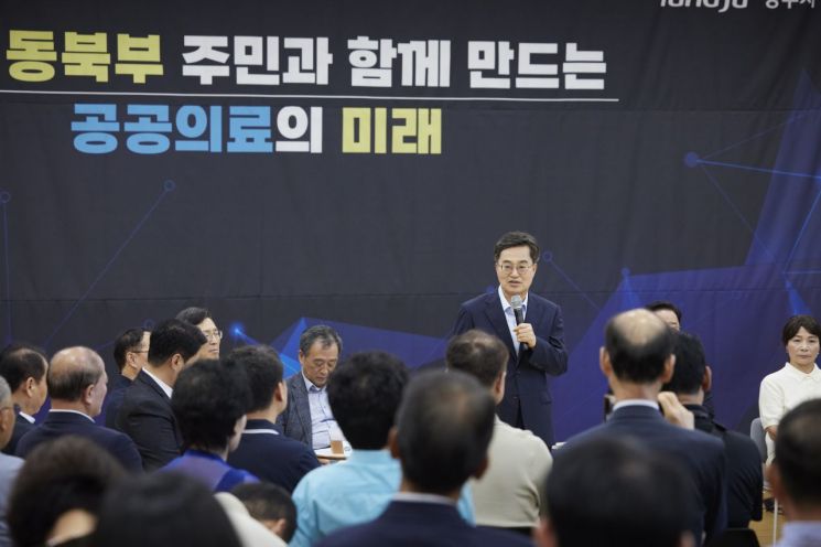 김동연 경기도지사가 26일 경기 북부의 의료 공백 해소를 위해 양주 옥정신도시에 건립되는 혁신형 공공의료원 추진에 속도를 내겠다고 밝히고 있다. 이종구 기자