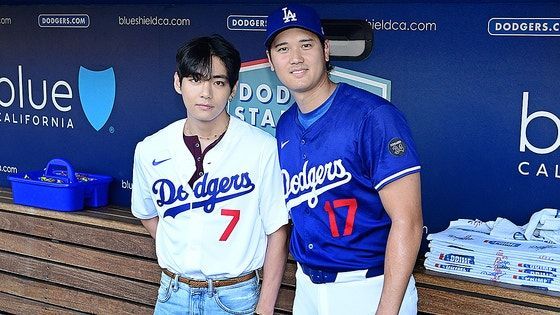 그룹 방탄소년단(BTS)의 뷔가 25일(현지시간) 미국 프로야구 메이저리그(MLB) 로스앤젤레스(LA) 다저스의 홈경기 시구에 앞서 다저스 소속 스타선수 오타니 쇼헤이와 만나 기념 촬영을 하고 있다. AP 연합뉴스