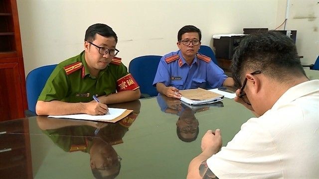 베트남 호찌민시 경찰이 취업 사기로 한국인 3명을 유인, 감금한 중국인 주범 뤄성화(오른쪽)를 심문하고 있다. 베트남뉴스 홈페이지·연합뉴스