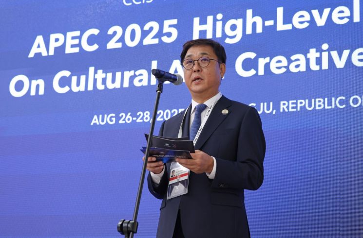 최휘영 문화체육관광부 장관이 26일 경북 경주 우양미술관에서 열린 ‘2025 APEC 문화산업고위급대화 환영만찬’에서 환영사를 하고 있다.  [사진 제공= 문화체육관광부]