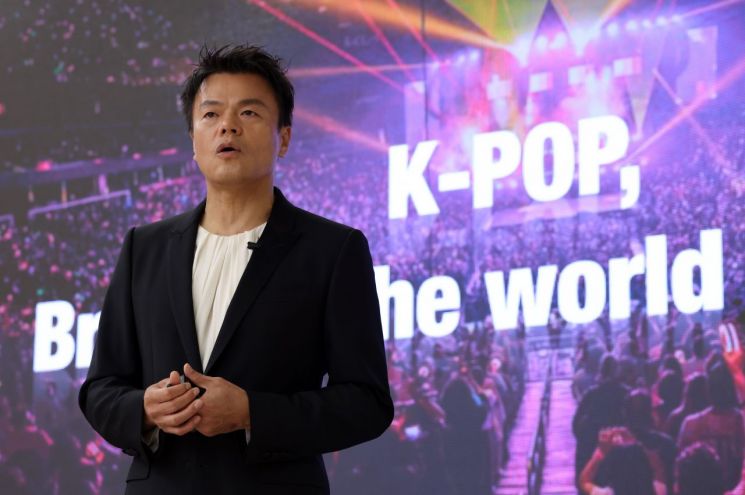 박진영 JYP엔터테인먼트 창의성총괄책임자(CCO)가 26일 경북 경주 우양미술관에서 열린 ‘2025 APEC 문화산업고위급대화 환영만찬’에서 세계를 잇는 K-POP을 주제로 발표하고 있다.   [사진 제공= 문화체육관광부]