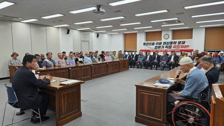 해상풍력 경남어업인대책위원회와 사단법인 통영거제환경운동연합이 수협중앙회 경남본부 회의실에서 이영호 대통령실 해양수산비서관과 정책간담회를 하고 있다. 이세령 기자