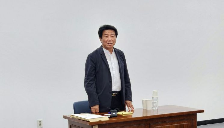 이영호 대통령실 해양수산비서관이 해상풍력 경남어업인대책위원회와 사단법인 통영거제환경운동연합과의 정책간담회에서 일어나 발언하고 있다. 이세령 기자