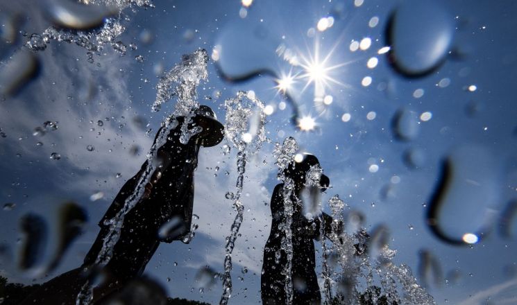 대구 달서구 두류공원 2·28자유광장 바닥분수에서 어린이들이 물놀이하며 더위를 식히고 있다. 연합뉴스