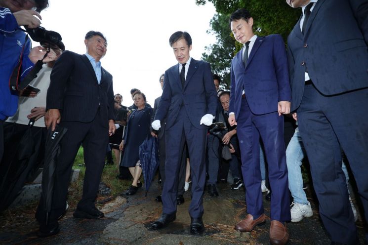 조국 조국혁신당 혁신정책연구원장이 26일 광주 북구 운정동 민족민주열사묘역을 찾아 전두환 비석을 밟고 있다. 연합뉴스