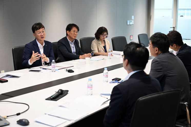 인테그리스 코리아 테크놀로지센터를 방문한 이민근 안산시장(왼쪽 첫번째)이 회사 경영진에게 시의 기업 지원정책을 설명하고 있다. 안산시 제공