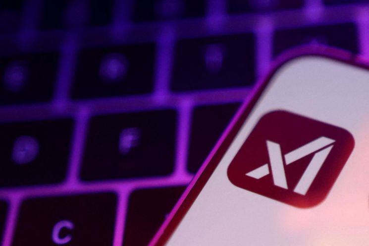 Serious Answers to 'Bomb Making' and 'Musk Assassination'... AI Grok Faces Fallout After Hundreds of Thousands of Conversations Leaked