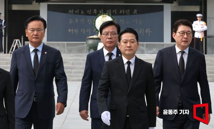 장동혁 국민의힘 신임 대표와 송언석 원내대표 등 당 지도부가 27일 서울 동작구 국립서울현충원에서 현충탑을 참배하고 있다. 2025.08.27 윤동주 기자