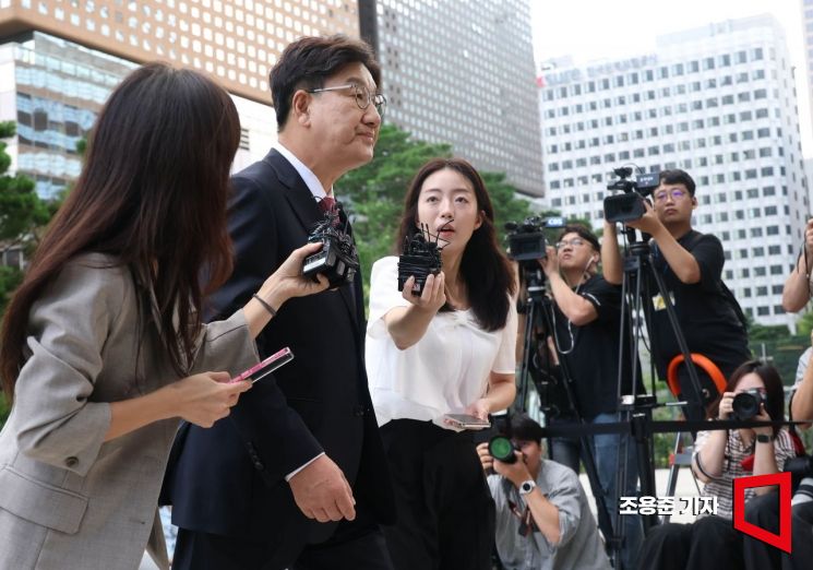 [Photo] Kwon Seongdong Appears Before Special Prosecutor