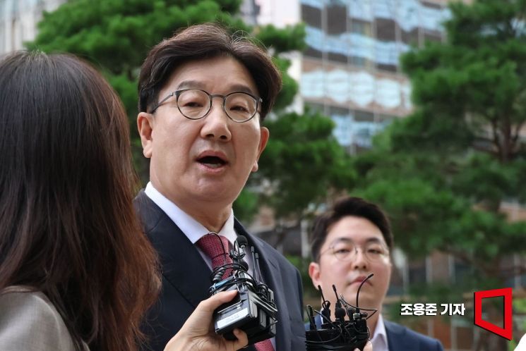 정치자금법 위반 혐의를 받고 있는 권성동 국민의 힘 의원이 27일 서울 종로구 KT 광화문 빌딩에 마련된 김건희 특검 사무실로 출석하며 취재진 질문에 답하고 있다. 통일교 관련 의혹으로 현직 국회의원이 특검 조사를 받는 것은 이번이 처음이다. 2025.8.27 조용준 기자
