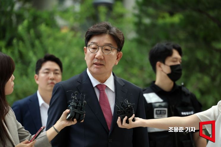 정치자금법 위반 혐의를 받고 있는 권성동 국민의 힘 의원이 지난달 27일 서울 종로구 KT 광화문 빌딩에 마련된 김건희 특검 사무실로 출석하며 취재진 질문에 답하고 있다. 조용준 기자