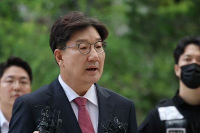 정치자금법 위반 혐의를 받고 있는 권성동 국민의 힘 의원이 27일 서울 종로구 KT 광화문 빌딩에 마련된 김건희 특검 사무실로 출석하며 취재진 질문에 답하고 있다. 조용준 기자