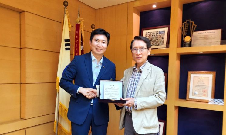 신창재 교보생명 의장, 유소년 체육 41년 후원 공로로 대한체육회 감사패