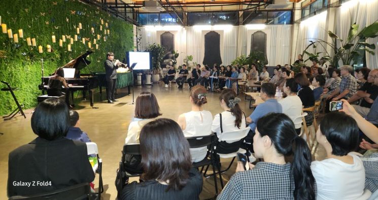 열여덟번째 하우스 콘서트가 26일 오후 광주 북구 프리마 아트홀에서 열렸다. 사진은 오창훈 트럼펫리스트가 열연하고 있는 모습. 김우관 기자